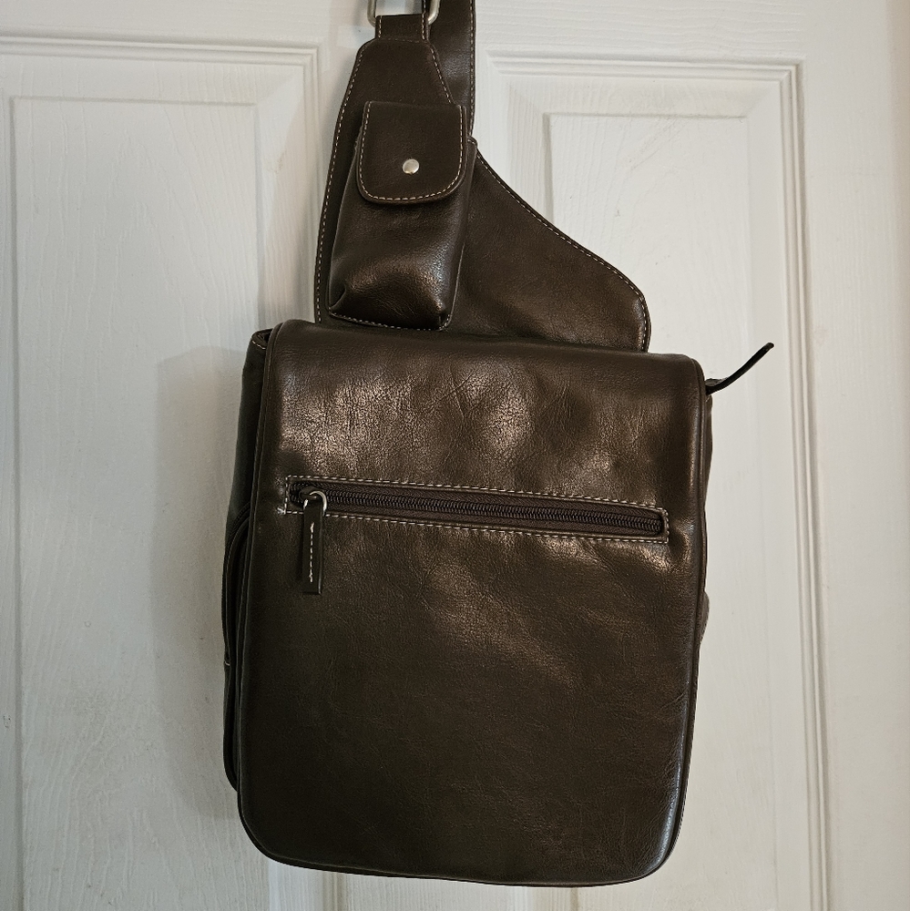 Crossbody bag interior pocket zipper magnetic close snap